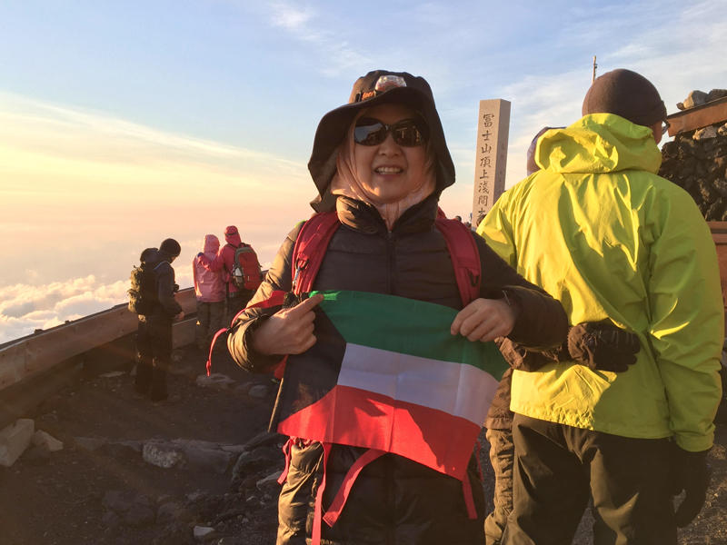 المعلمة ايكو ايشياما ترفع علم الكويت على قمة أعلى جبل في اليابان