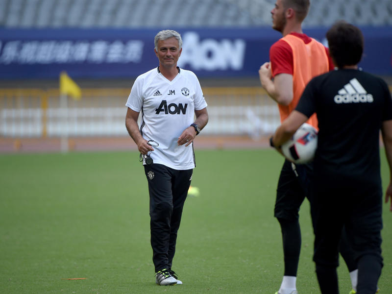 مورينيو خلال تدريبات الفريق 