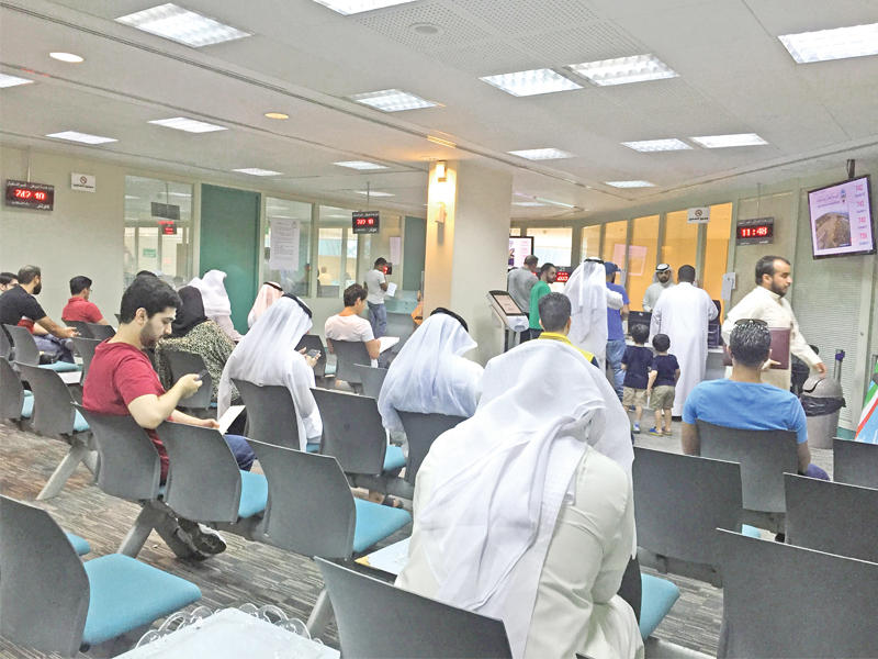 مواطنون خلال إجراء معاملاتهم الإسكانية في المؤسسة