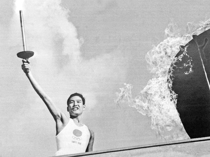 ياباني يحمل شعلة البطولة في الافتتاح