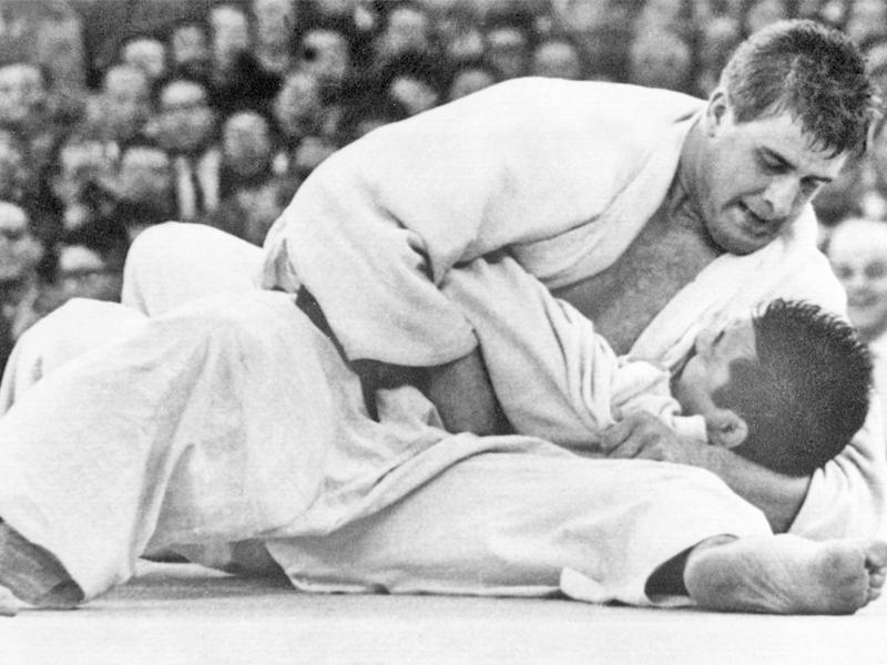 جانب من منافسات لعبة الجودو في الدورة