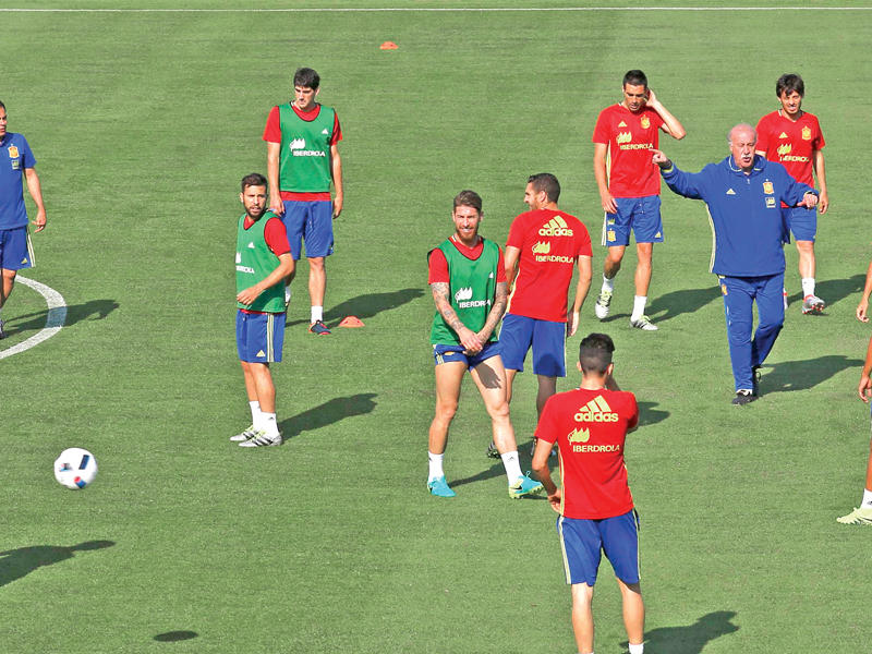 لاعبو المنتخب الإسباني في تدريب سابق 