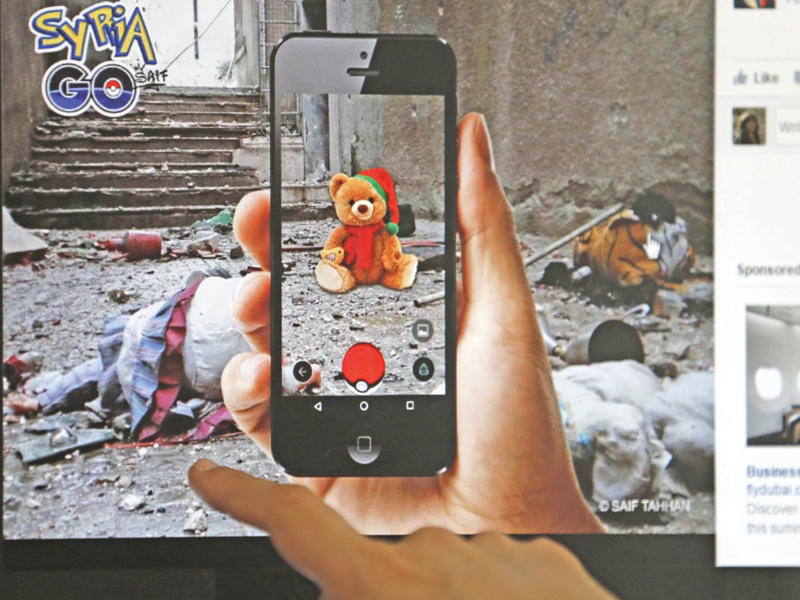 سوري يستخدم لعبة البوكيمون للفت النظر إلى دمار بلاده ومعاناة أهلها المستمرة منذ سنوات (أ ف ب)