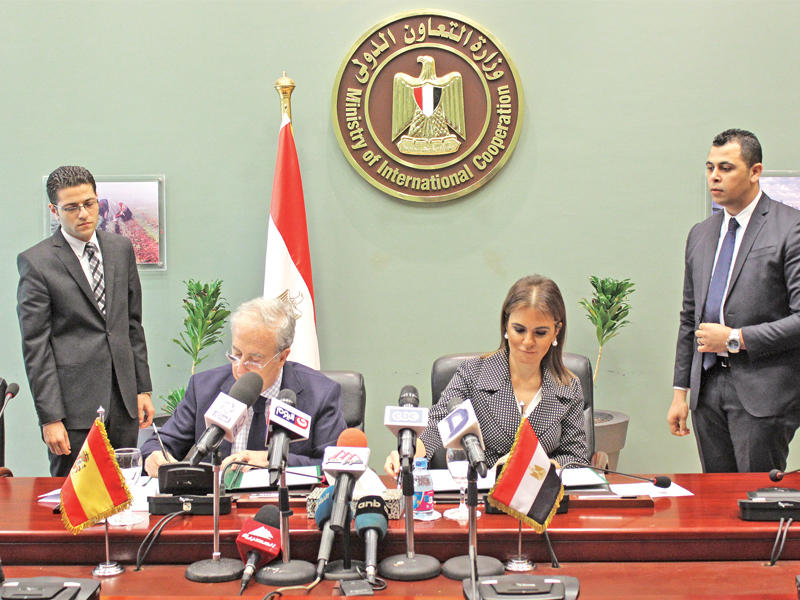 وزيرة التعاون الدولي سحر نصر توقع خطابات تعاون مع ممثل إسبانيا