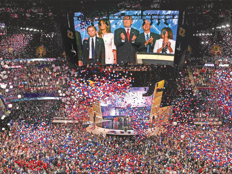 آلاف البالونات تنهمر على القاعة التي عقد فيها مؤتمر الجمهوريين في كليفلاند، ويبدو ترامب وعائلته إلى جانب نائبه المحتمل وزوجته على شاشة عملاقة يراقبون البالونات في ختام المؤتمر مساء أمس الأول tttttttt(رويترز)n