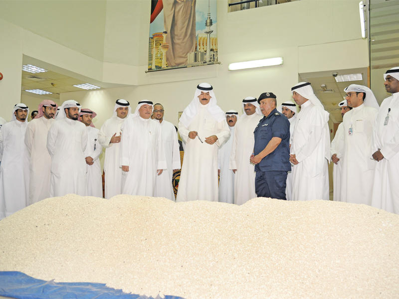 الخالد متفقداً المخدرات المضبوطة (تصوير عثمان الشعيب)