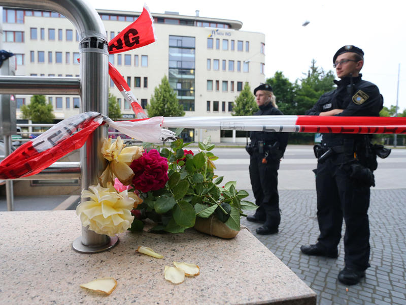 حراسة وزهور في موقع الحادث (ا ف ب)