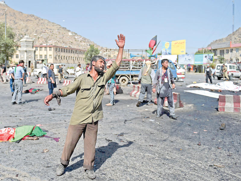 جانب من موقع الهجوم الإرهابي في كابول أمس (أ ف ب) 