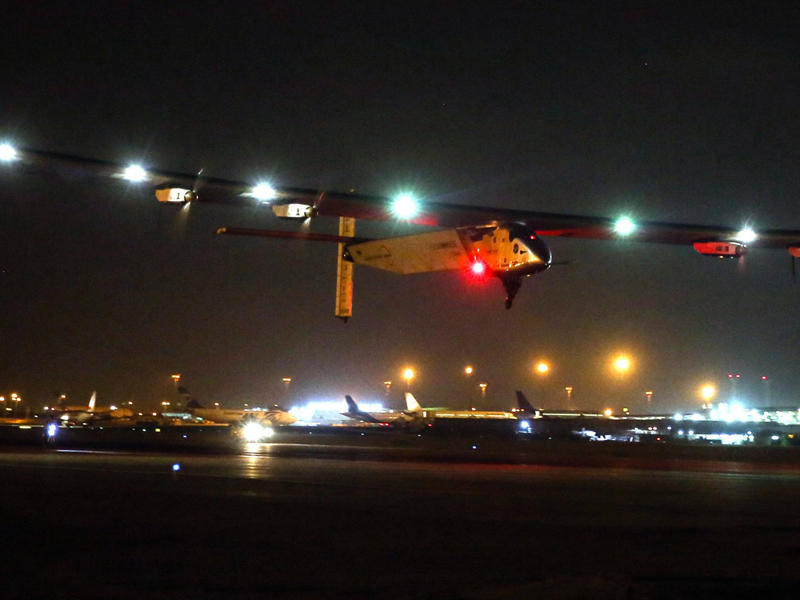 طائرة «سولار إمبالس 2» تغادر مطار القاهرة الدولي