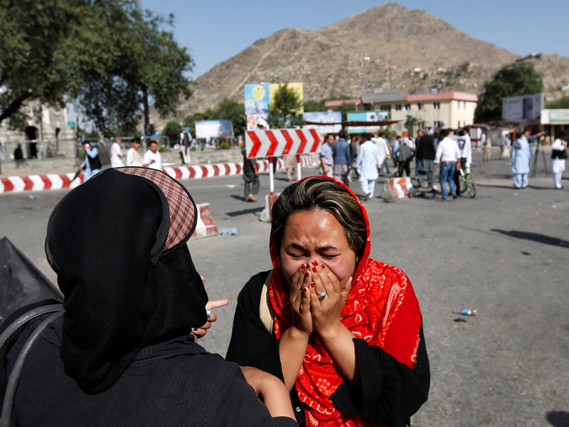 امرأة تبكي ضحايا اعتداء كابول