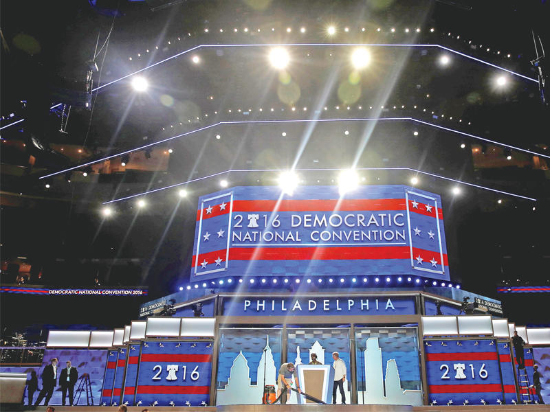 الاستعدادات تتواصل داخل القاعة التي ستستضيف اليوم مؤتمر الديمقراطيين في فيلادلفيا (رويترز)