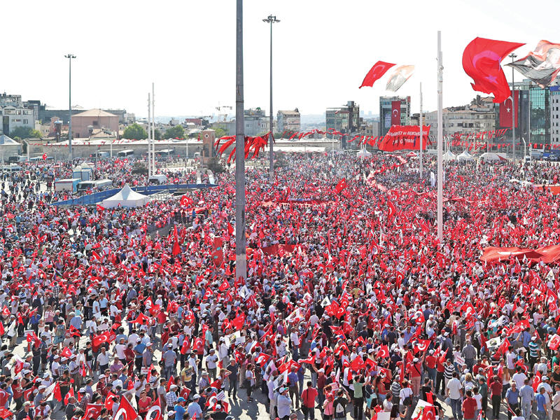 آلاف الأتراك في ساحة تقسيم بمدينة إسطنبول أمس ( اي بي ايه)