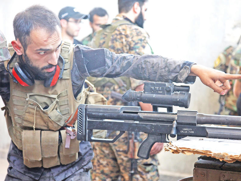 جنود الأسد يواجهون المعارضة من داخل منزل على خط التماس في محيط حلب أمس الأول   (إي بي إيه)