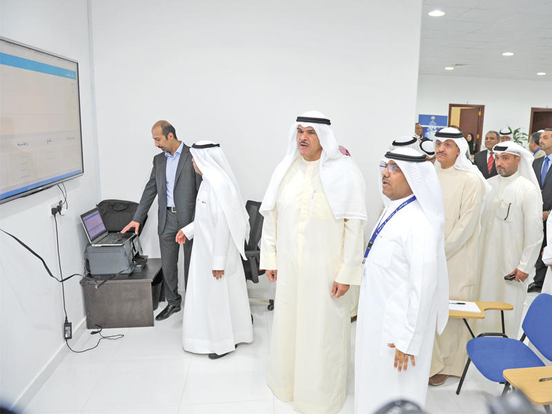 الحمود ومسؤولو «الإعلام» خلال الجولة