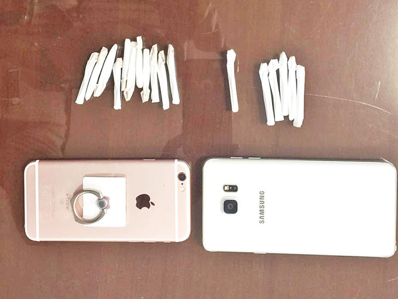 المخدرات والهواتف المضبوطة مع السجين