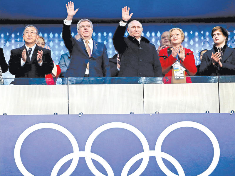 الرئيس الروسي بوتين يتوسط وفد بلاده عام 2014