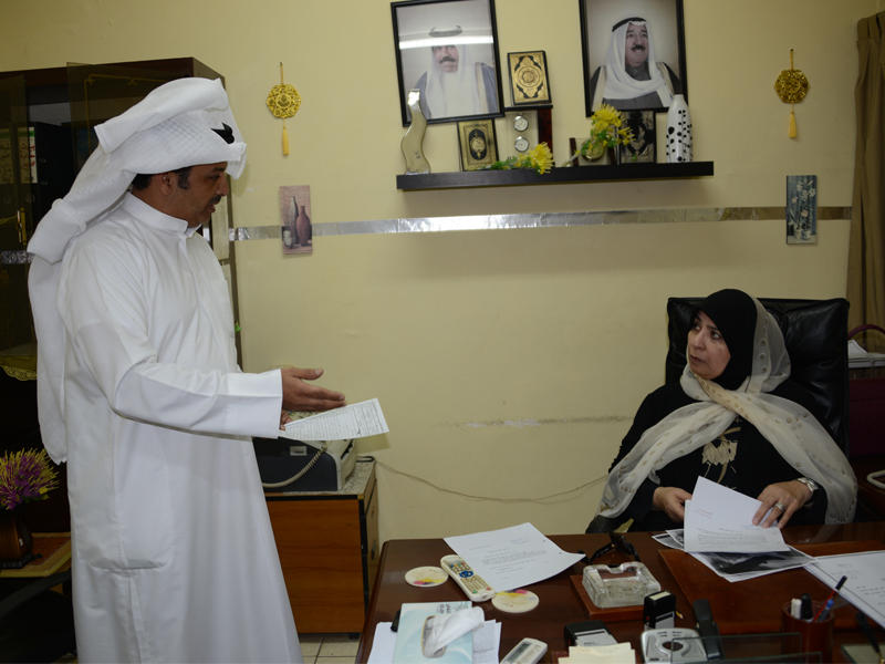 دشتي خلال لقائها مسؤول مكتب البيوت الشعبية في تيماء