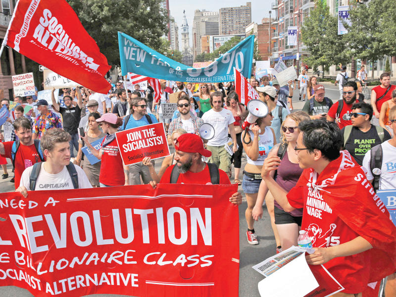 أنصار ساندرز يتظاهرون ضد  كلينتون في فيلادلفيا قبل بدء المؤتمر أمس الأول  (رويترز)