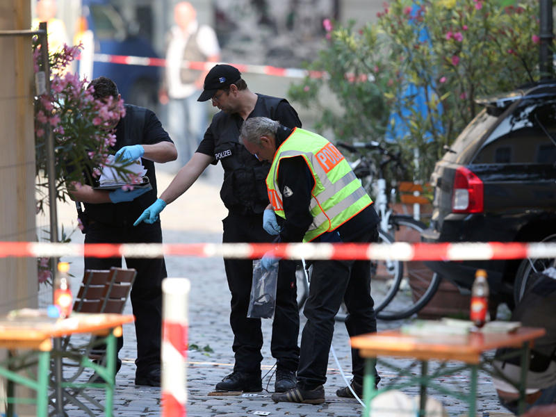 رجال الأمن يعاينون موقع الانفجار