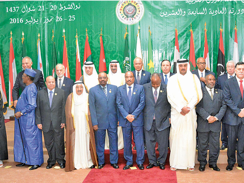 سمو الأمير بين القادة العرب في صورة تذكارية قبل افتتاح القمة العربية بنواكشوط أمس