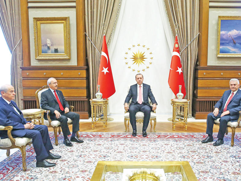 إردوغان مستقبلاً رؤساء أحزاب المعارضة بالقصر الرئاسي في أنقرة أمس (اي بي ايه)