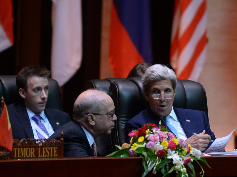 جون كيري متحدثاً خلال المنتدى