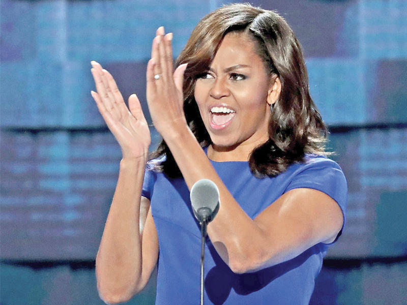 السيدة الأولى ميشال أوباما أثناء تفاعلها مع الجمهور في فيلادلفيا أمس (أ ف ب)