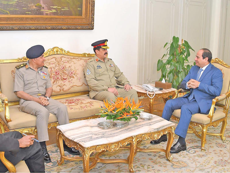 السيسي مستقبلاً رئيس هيئة أركان القوات البرية الباكستانية رحيل شريف بحضور وزير الدفاع صدقي صبحي والسفير الباكستاني بالقاهرة أمس (الجريدة)
