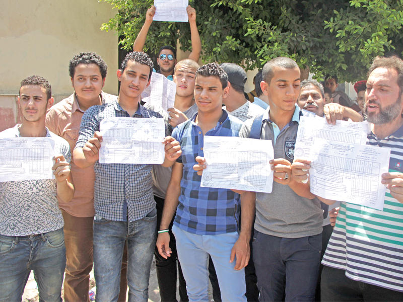 طلاب يتظاهرون أمام وزارة التعليم بسبب إلغاء نتيجتهم أمس  (الجريدة)