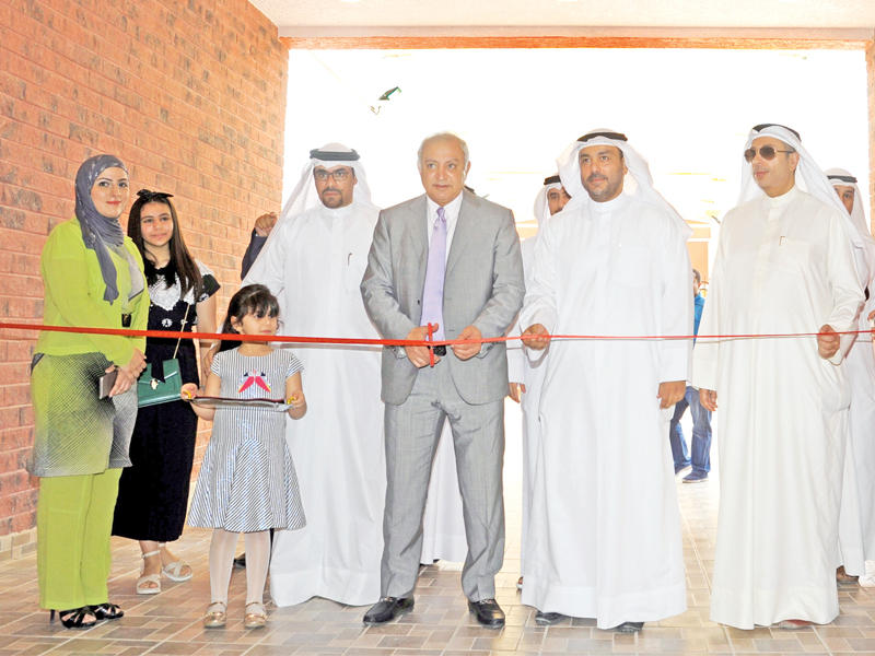 العيسى والرشيد خلال افتتاح مدرسة أم كلثوم أمس (تصوير عثمان شعيب)