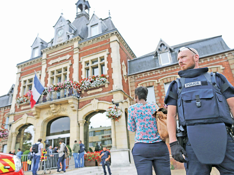 شرطي فرنسي أمام مقر بلدية سانت إتيان دو روفري بعد الهجوم أمس   (رويترز)