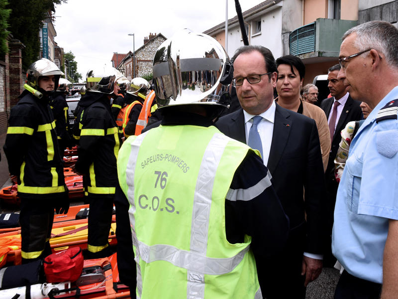 فرنسوا هولاند يتفقد موقع الكنيسة التي تعرض لاعتداء