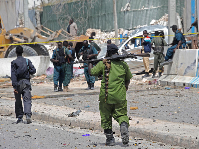 جنود صومالين في موقع الانفجار