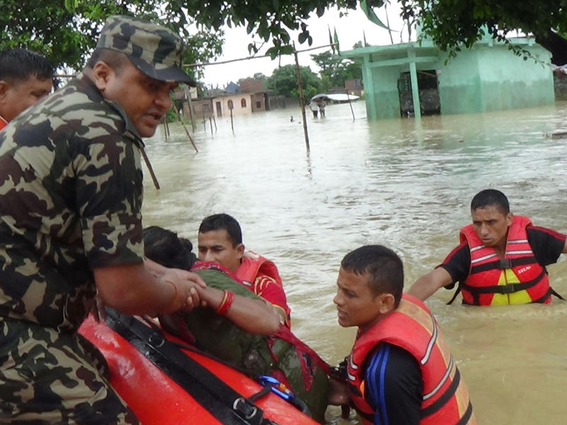 فرق الانقاذ تنقذ أشخاصاً حاصرتهم المياه