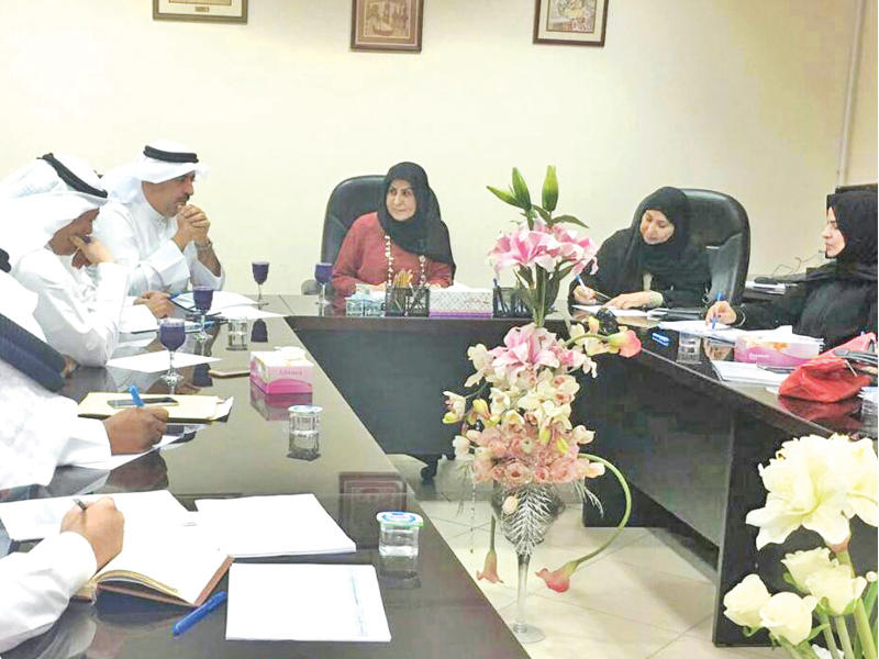 الكندري خلال اجتماعها بمسؤولي «الجهراء التعليمية» أمس