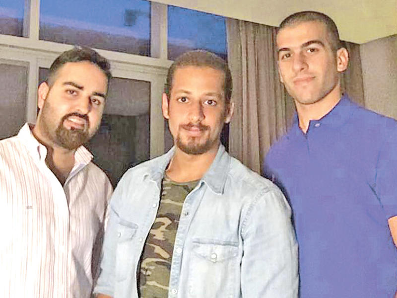 المواطنون الثلاثة بعد عودتهم إلى البلاد