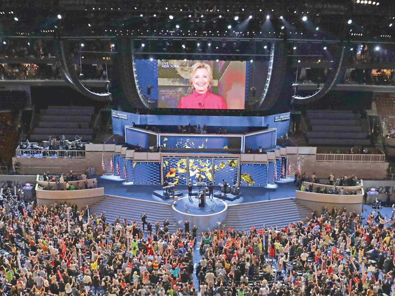 كلينتون تحيي أعضاء المؤتمر الديمقراطي العام المنعقد في كليفلاند من خلال الفيديو أمس الأول  (رويترز)