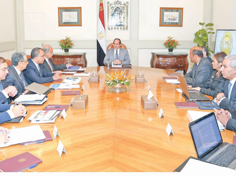 السيسي مجتمعاً بالمجموعة الاقتصادية في القصر الجمهوري بالقاهرة أمسt(الجريدة)