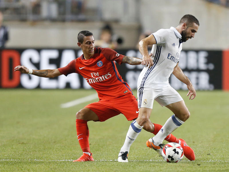 كارفخال (ريال مدريد) يحاول تجاوز دي ماريا (باريس سان جرمان)