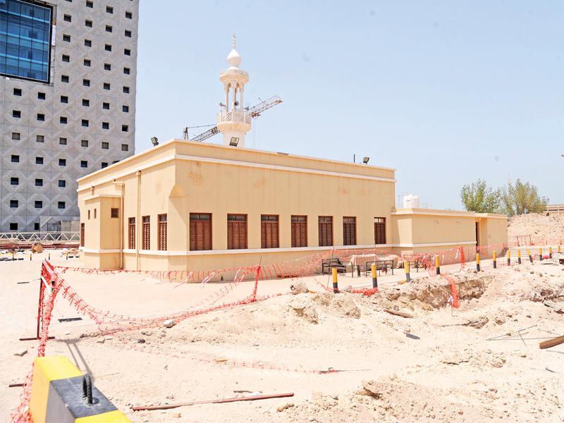 مسجد شملان الرومي وبجواره أشغال تطوير الدائري الأول