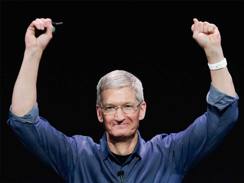 المدير العام للشركة تيم كوك