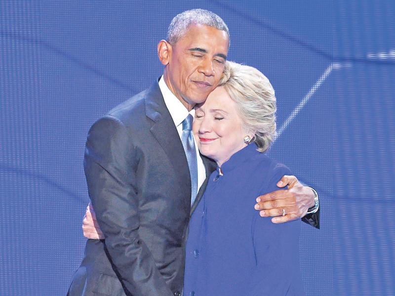 أوباما محتضناً كلينتون أمام المؤتمر العام الديمقراطي في فيلادلفيا مساء أمس الأول (أ ف ب)