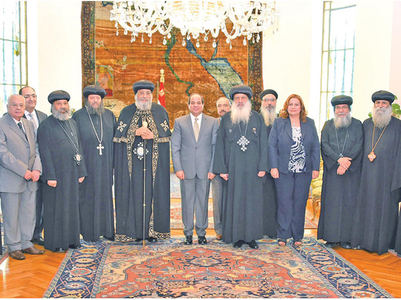السيسي متوسطاً قيادات الكنيسة المصرية في القصر الجمهوري بالقاهرة أمس   (الجريدة)