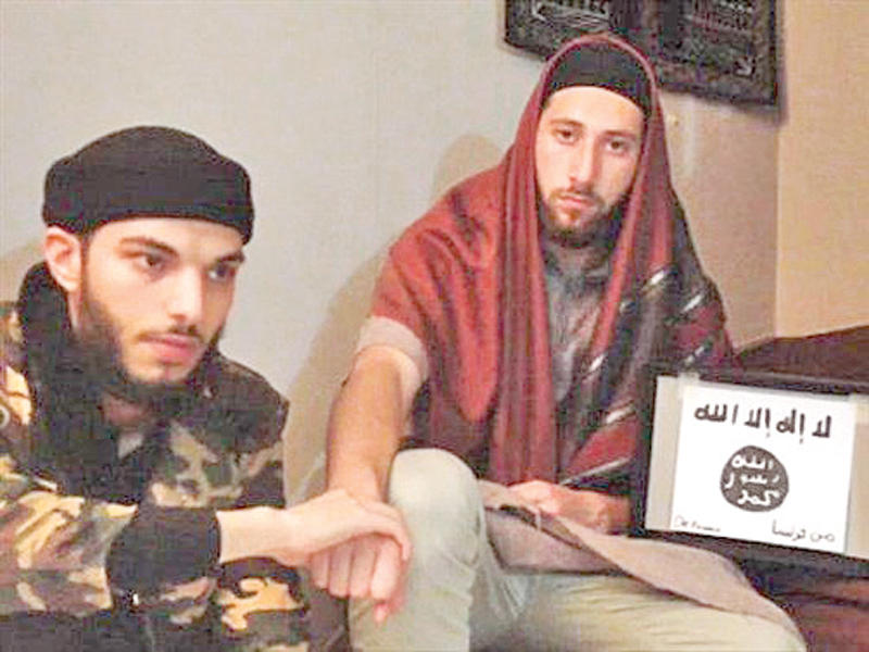 بوتيجان على اليمين وكرميش في صورة مأخوذة عن شريط مبايعتهما لـ «داعش»