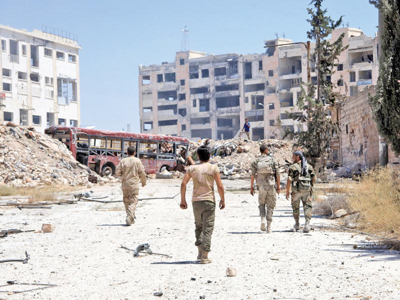 جنود موالون للنظام يدخلون حي بني زيد في شرق حلب أمس (أ ف ب)nوفي الإطار صورة الجولاني