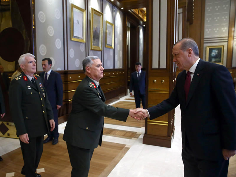 الرئيس التركي رجب طيب أردوغان يصافح نائب رئيس الأركان العامة التركي أوميت دوندار خلال اجتماعه بكبار ضباط الجيش اليوم في مجمع الرئاسي بأنقرة (ا ف ب)