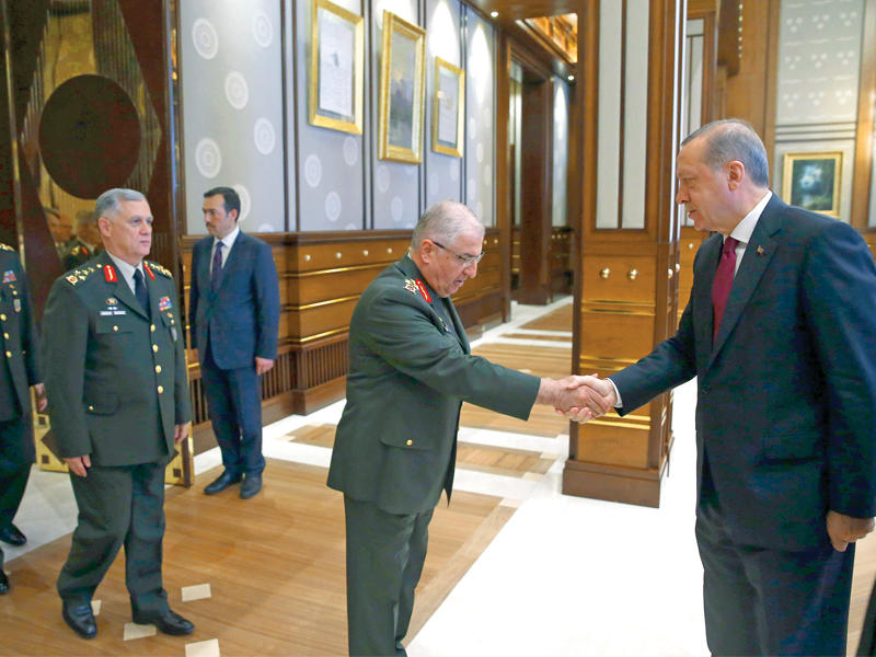 إردوغان مستقبلاً قيادة الجيش الجديدة أمس في أنقرة (أ ف ب)