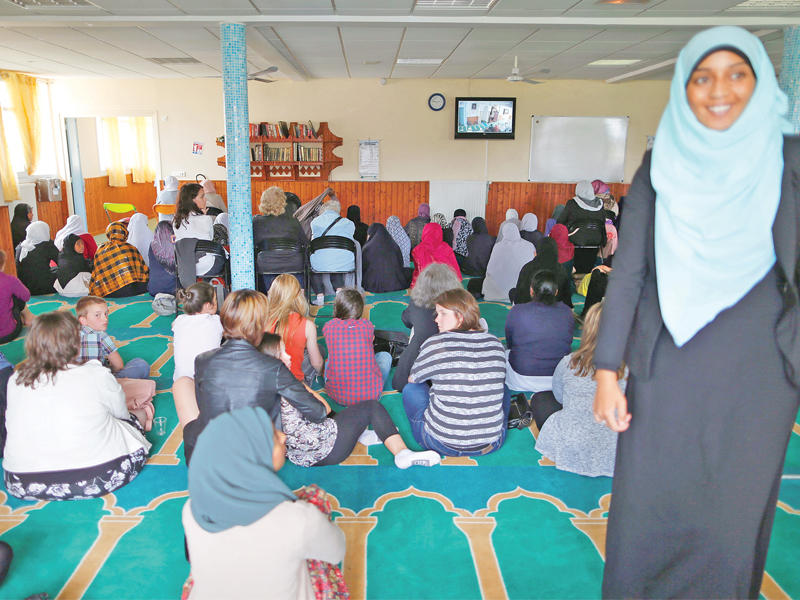 مسيحيون ومسلمون أمس داخل مسجد بلدة سانت اتيان دو روفريه التي شهدت هجوم «داعش» على الكنيسة وذبح كاهنها  (أ ف ب)