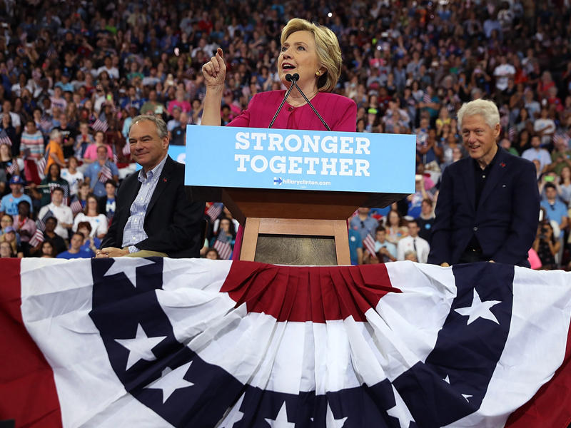 كلينتون تتحدث خلال تجمع انتخابي في جامعة تمبل في فيلادلفيا