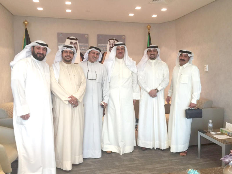 الحمود أثناء لقائه أعضاء تجمع «الشباب الوطني»